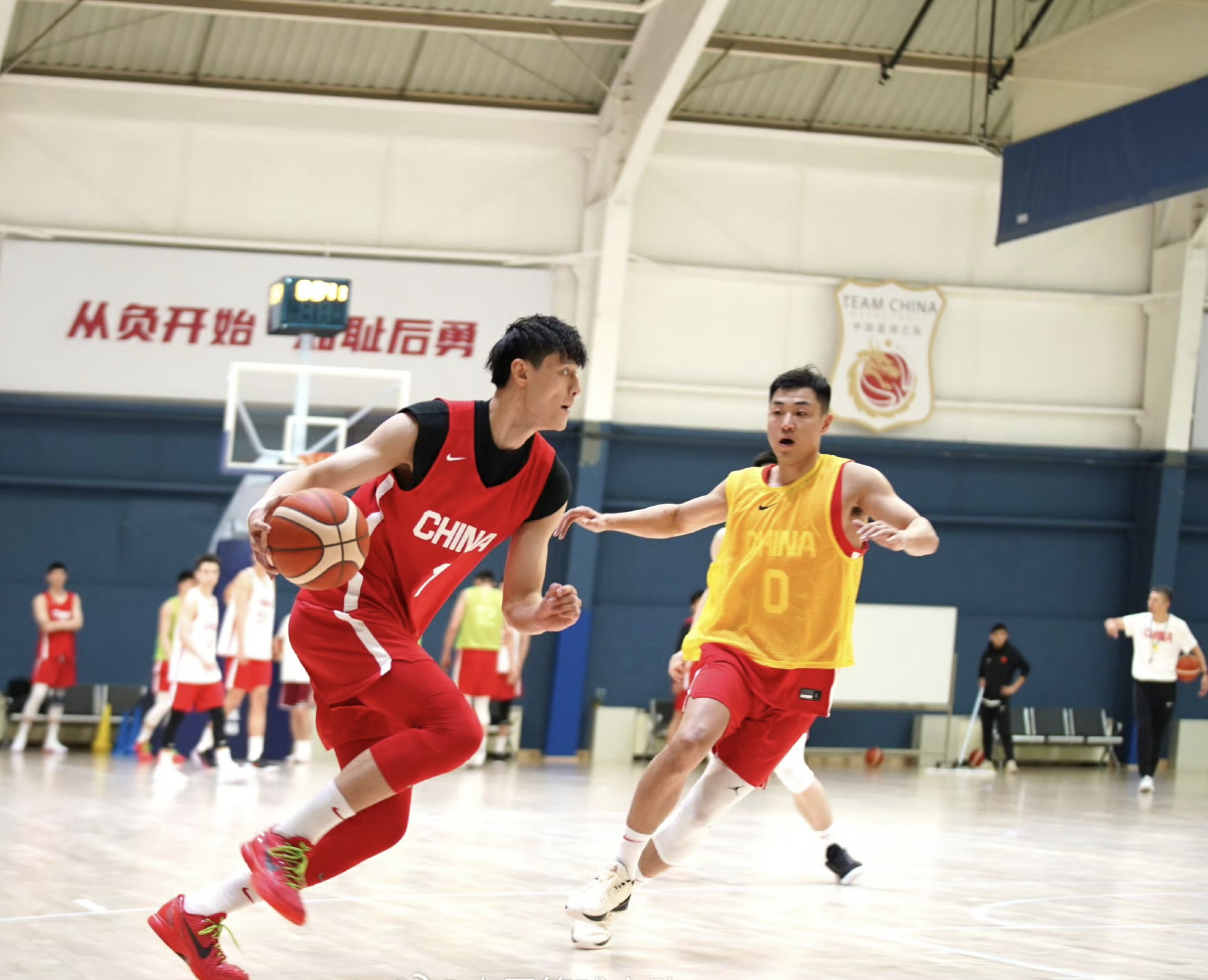 篮球比赛中球员拼尽全力，场面惊险刺激
